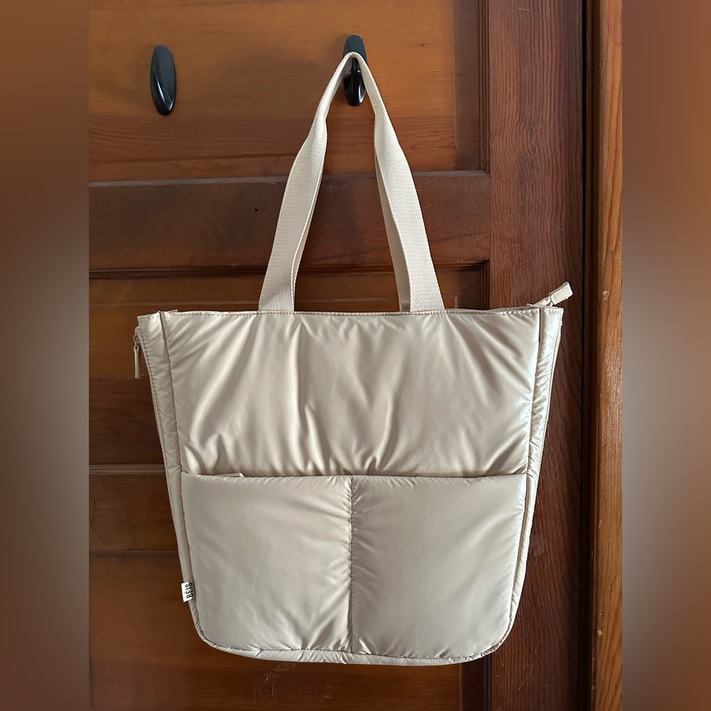 The puffer tote in beige
